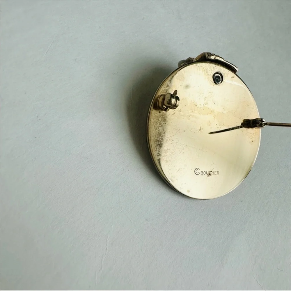 Vintage 1.5” BOUCHER Gold Tone Circular Brooch w Art Deco Style & Faux Pearls - Picture 5 of 6